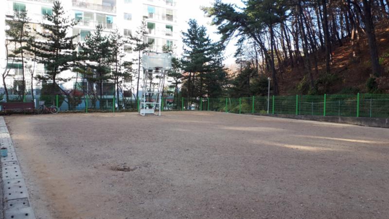 우성아파트 단지 내 공터입니다
