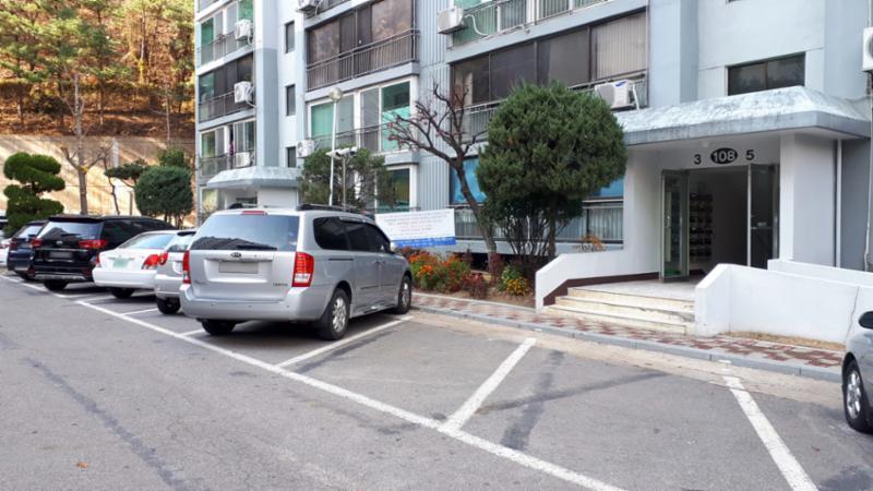 우성아파트의 단지 내 지상주차장입니다