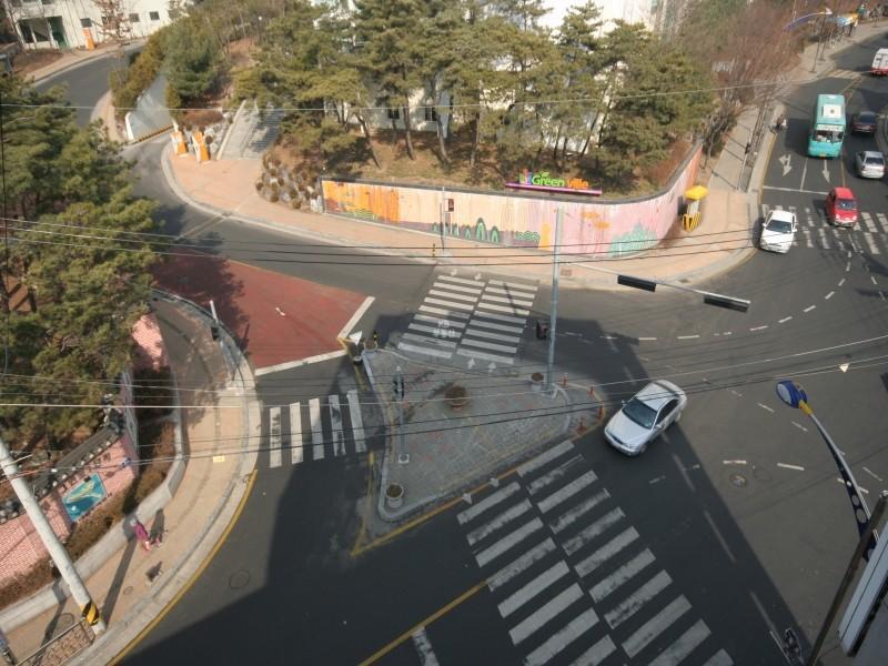 정문앞도로전경