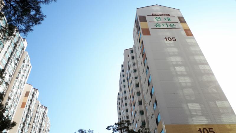 105동 귀인마을현대홈타운 아파트 단지 전경이에요
