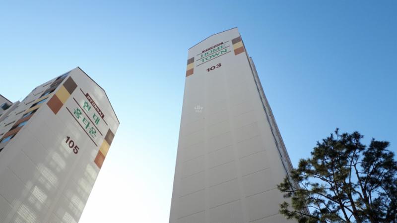 귀인마을현대홈타운 아파트 전경이에요
