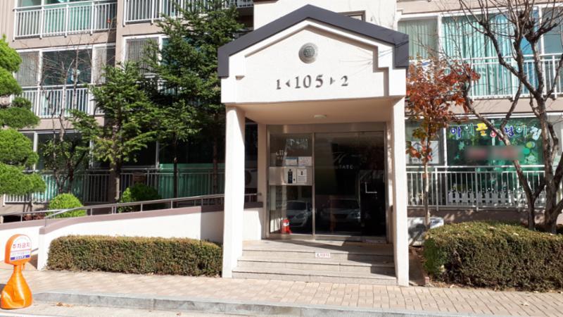 귀인마을현대홈타운 아파트 공동현관이에요