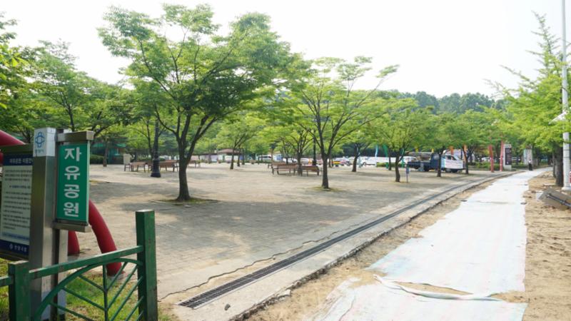 단지에서 인접한 자유공원이 있습니다