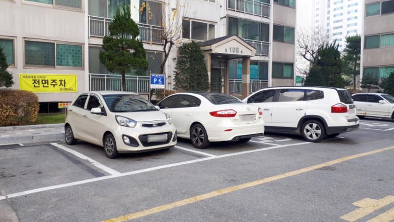 총 653대를 주차할 수 있는 지상 주차공간이에요