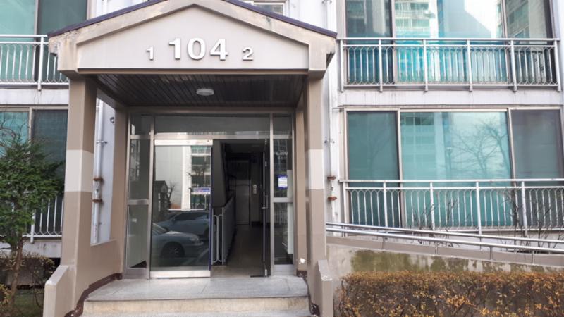 한 편에 경사로가 마련되어 있어 유모차나 실버카 이동이 편리한 104동 공동현관이에요
