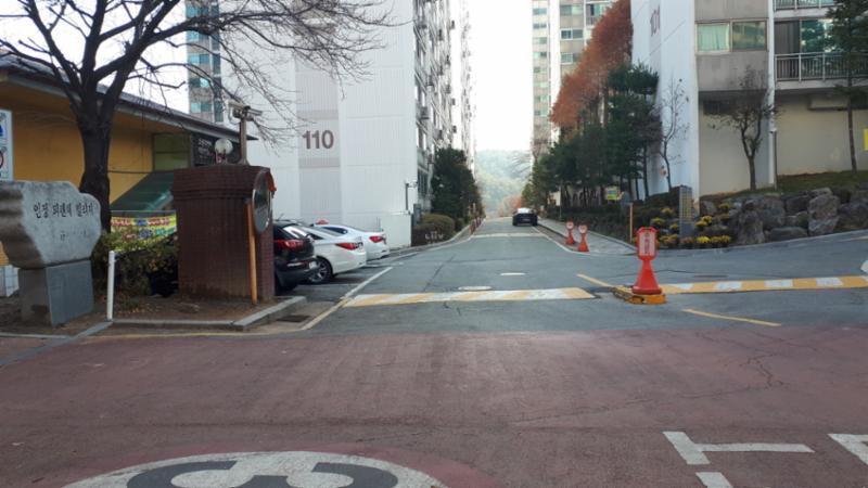 단지 내에서 서행하도록 과속 방지턱이 설치되어 있는 인정피렌체빌리지1차 정문이에요
