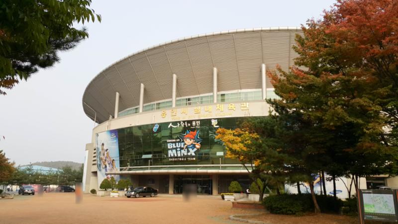 단지 부근에 위치해 있는 용인시종합운동장 입니다