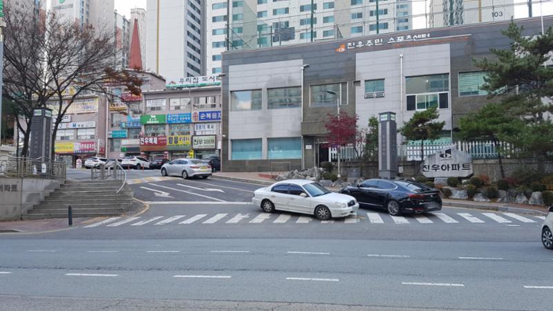 삼가동 진우아파트 정문이에요