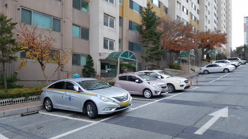 단지내 위치한 지상주차장입니다
