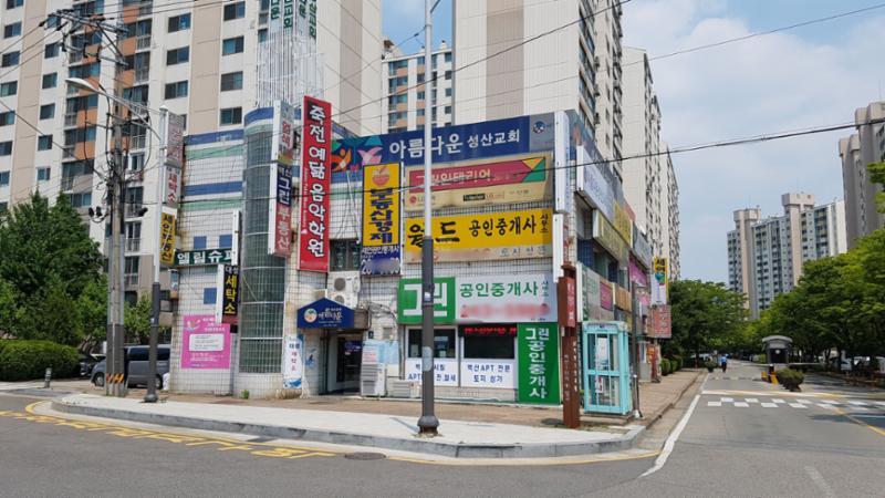단지 내 상가가 배치되어 있고 다양한 업종의 상가들이 입점해  입주민들이 멀리 가지 않아도 편리하게 이용할 수 있도록 신경 쓴 모습 이에요