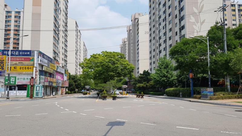 단지 연차 만큼 세월의 흔적이 흔적이 보이는 정문입니다