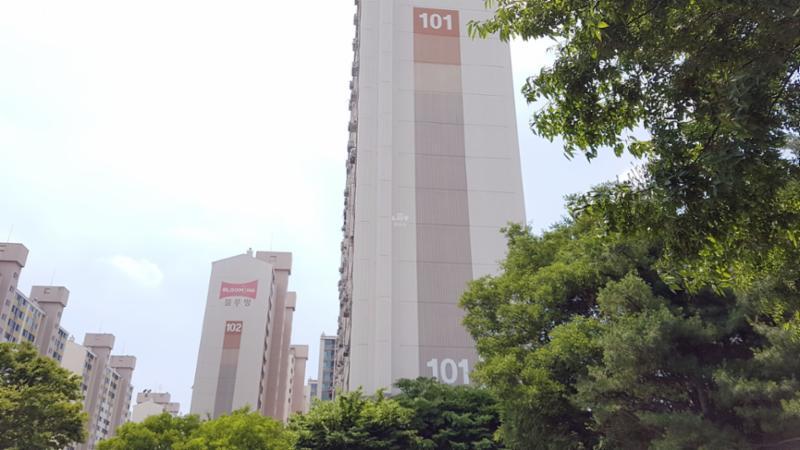 블루밍 특유의 색체와 디자인이 묻어 있는 단지 외형입니다