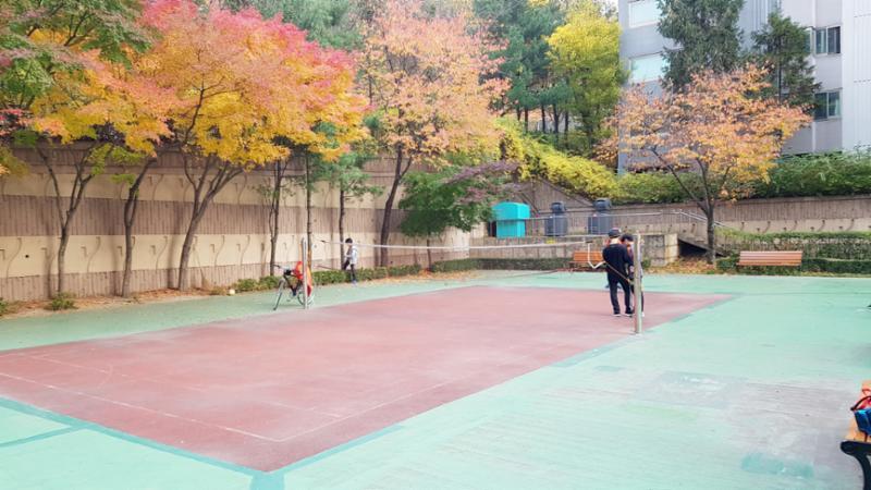라인이 그려진 단지 내 운동 공간이에요