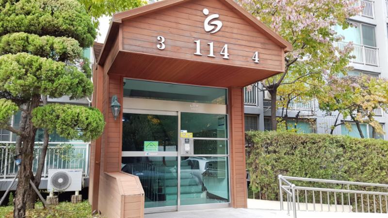 수지성원1,2차 아파트 114동 1층 공동현관이에요