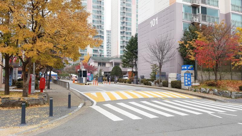 단지 내에서 서행하도록 과속 방지턱이 설치되어 있으며, 차량 출입 차단기가 설치되어 있어 외부차량의 출입을 통제해요
