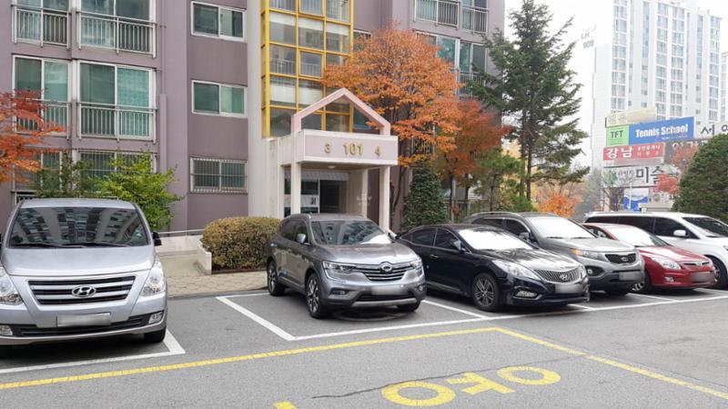 총 1,045대를 주차할 수 있는 지상 주차공간이에요