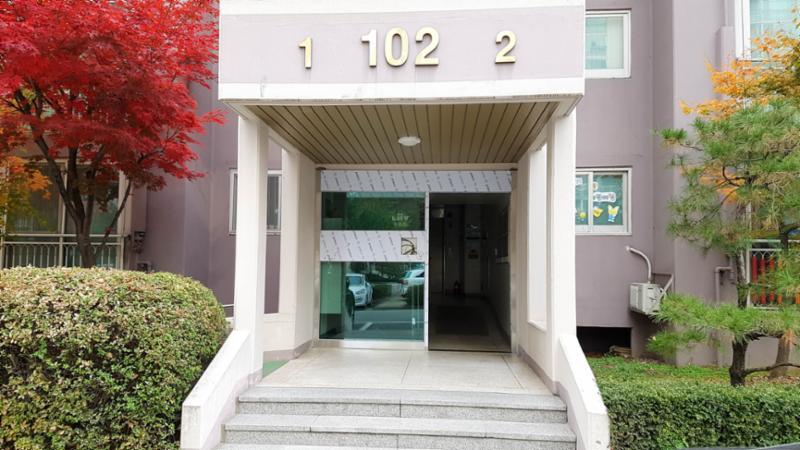 102동 1층 공동현관이에요