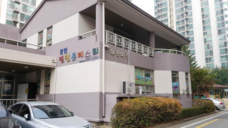단지 내에 어린이집이 있어 통학버스를 이용하지 않고서 도보로 등하원 할 수 있어요~ 통학걱정이 없으며, 안전하게 믿고 맡길수 있어요