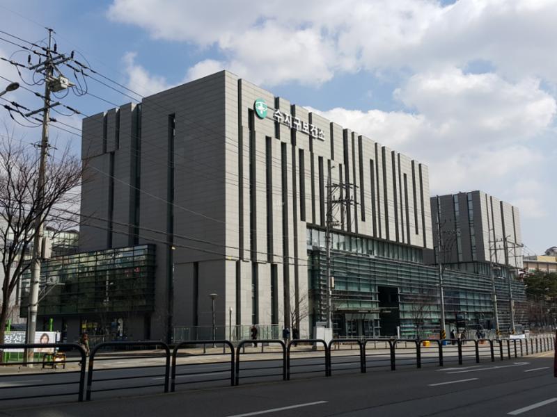 수지구보건소가 단지 주변에 조성되어 있어 언제든 빠르게 이용할 수 있기 때문에 입주민들이 편하게 이용할 수 있습니다