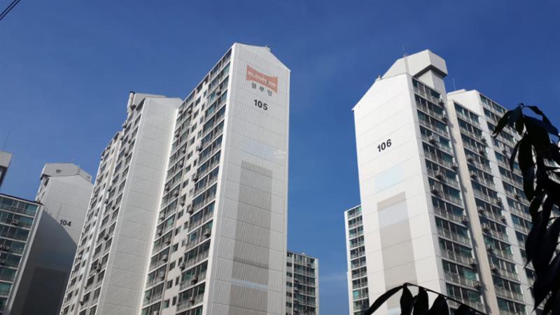 1998년에 지어진 단지인 만큼 부분적으로 연식이 느껴지지만 페인트로 재마감해 깔끔한 외관을 자랑하며, 전체적으로 양호하게 관리된 단지 외관이에요