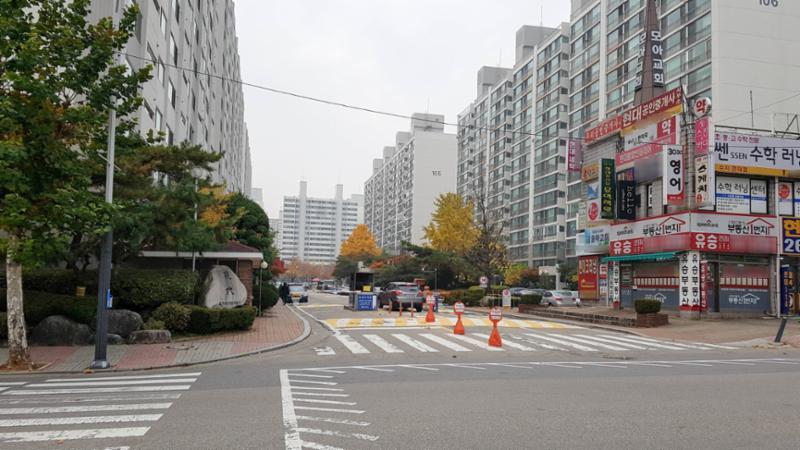 단지내 상가쪽에 있는 현대 정문입구에요