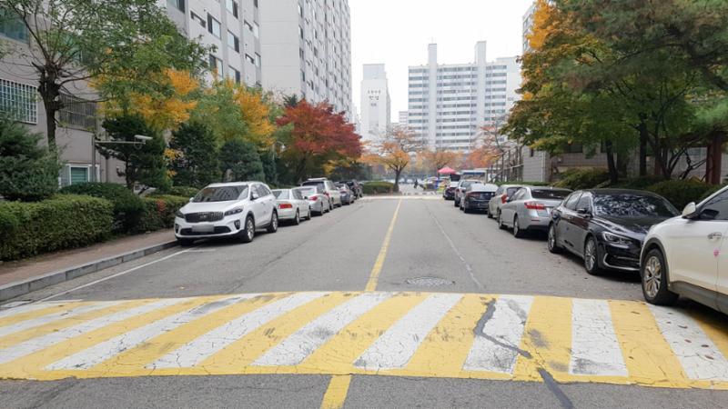 단지를 관통하여 이어져 있는 단지 내 도로에요