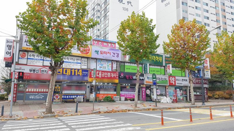 단지 내에 위치한 상가 모습이에요
