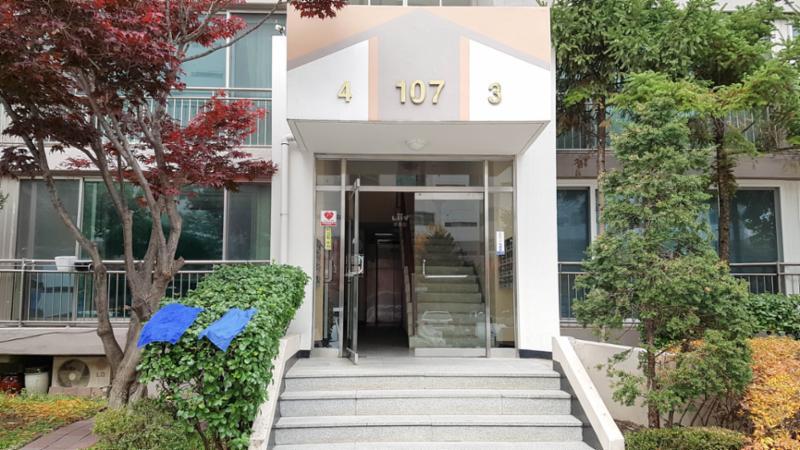 계단과 경사로가 있는 107동 공동현관 입구에요