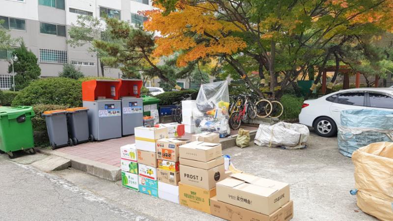 주민들의 이동 경로를 배려해 주차장 외진 곳에 마련된 분리수거장이에요