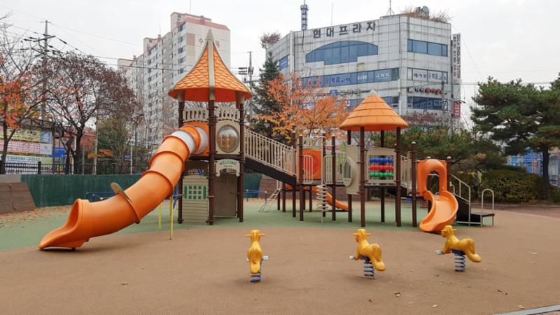 아이들이 뛰어놀 수 있는 놀이터에요