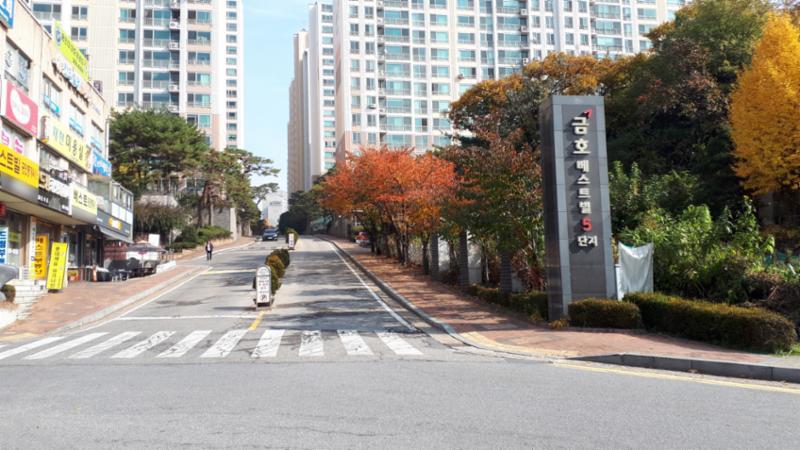 서원마을금호베스트빌5단지 아파트 단지 정문이에요