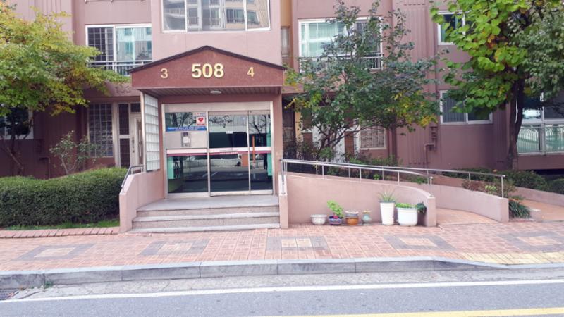 서원마을금호베스트빌5단지 아파트 508동 1층 공동현관이에요
