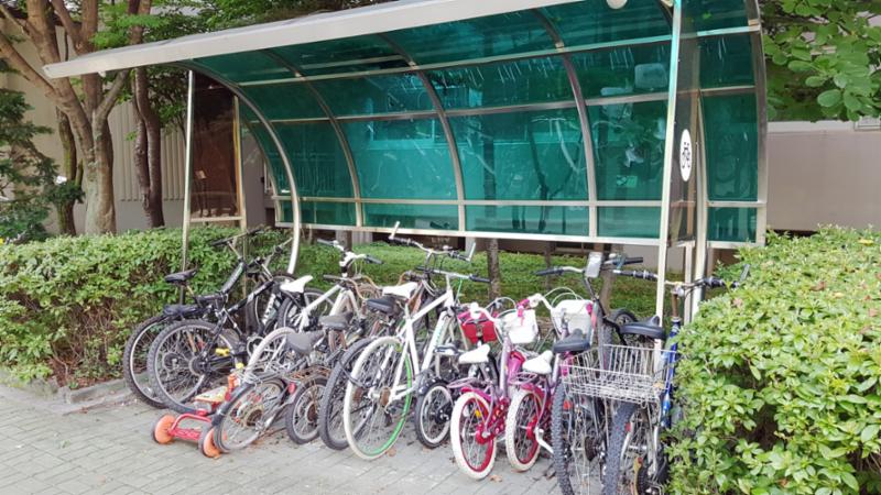 공동현관 옆으로 자전거를 보관할 수 있도록 공간이 마련되어 있으며, 단지 곳곳에도 자전거 보관소를 제공하여 입주민의 자전거를 안전하게 보관할 수 있어요