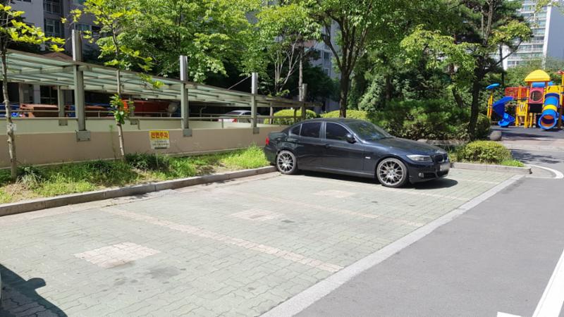 단지 내 지상주차장 모습이에요