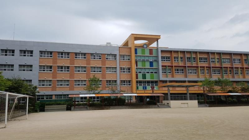 단지 인근 용인한빛중학교 입니다