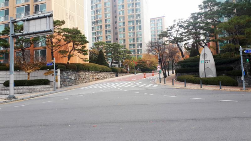 보행자들의 안전을 배려해 횡단보도가 있는 진산마을삼성5차 정문이에요