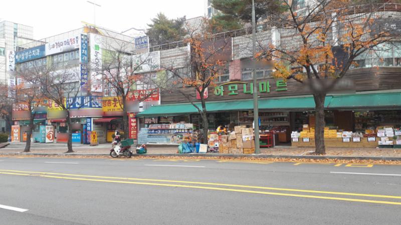단지 내에 위치한 상가 모습이에요