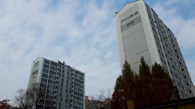 단지 바로 앞에 예진산이 위치해 있어 주말에 가족들과 등산을 즐기기에도 좋은 환경이에요