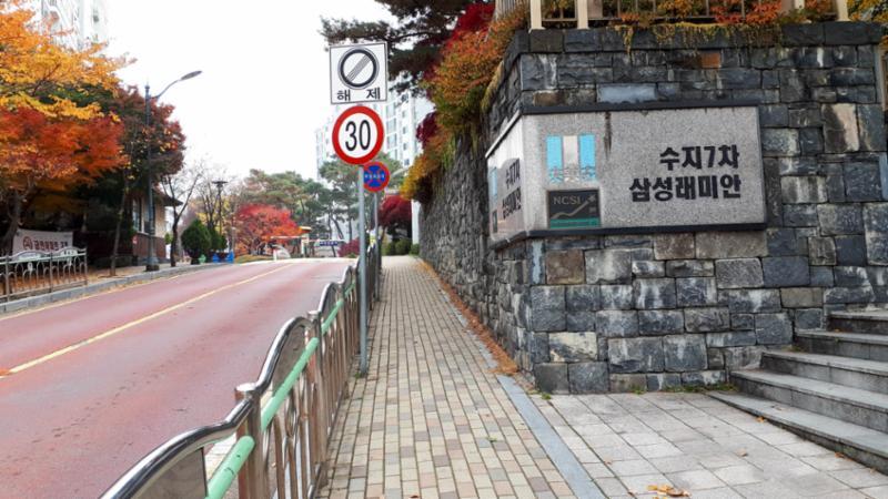 차량 출입차단기가 설치되어 있어 외부 차량의 진입을 통제해 보안이 우수한 정문입구에요