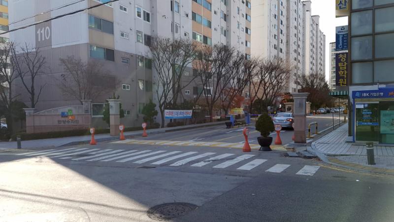 한양아파트 단지 정문이에요