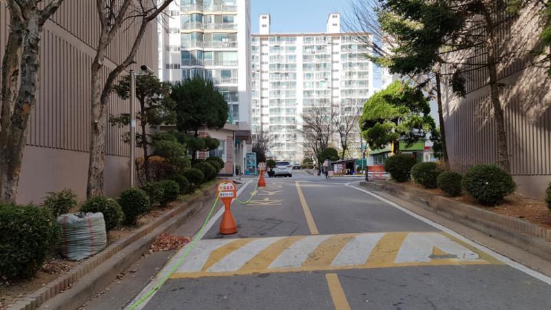 단지 내부를 가로지르는 도로입니다