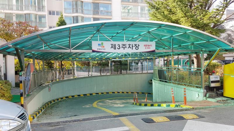 주차장으로 출입하는 도로 모습이에요