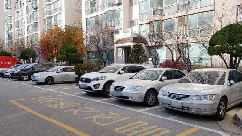 넉넉한 주차공간을 갖춘 지상주차장입니다