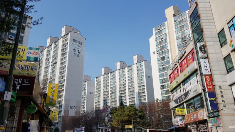 화이트톤의 깔끔한 용인영덕신일1단지 아파트 전경이에요