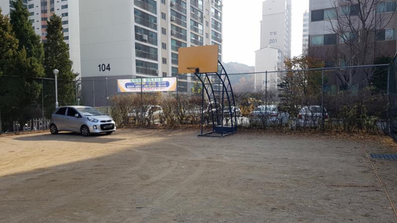 농구대가 설치된 단지 내 체육 시설이에요