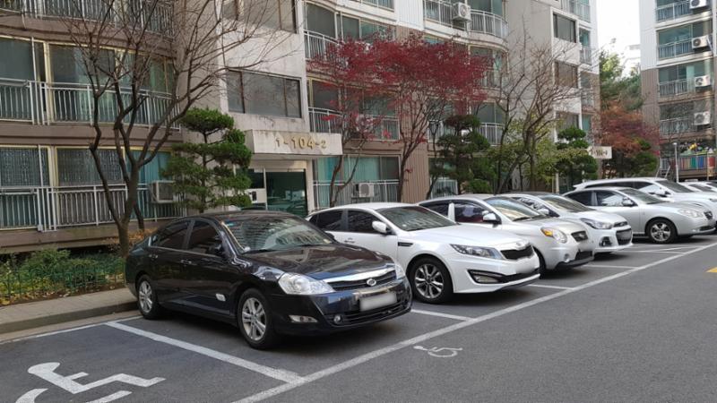 현관과 바로 연결되는 지상 주차장이에요