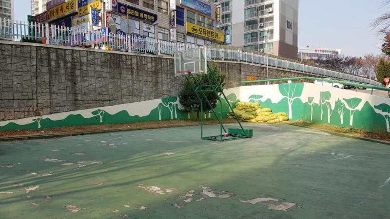 농구대가 설치된 단지 내 체육 시설이에요