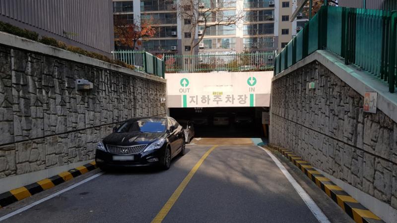 단지 내 주차장 출입구이고요