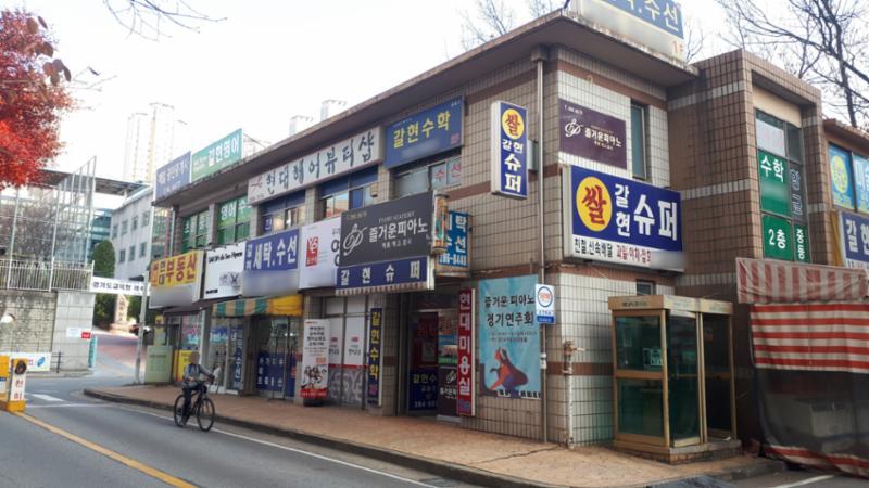 단지 내 상가가 배치되어 있고 다양한 업종의 상가들이 입점해 입주민들이 멀리 가지 않아도 편리하게 이용할 수 있도록 신경 쓴 모습이에요