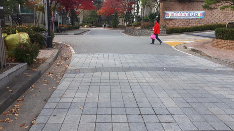 단지 내부를 이어주는 도로이에요